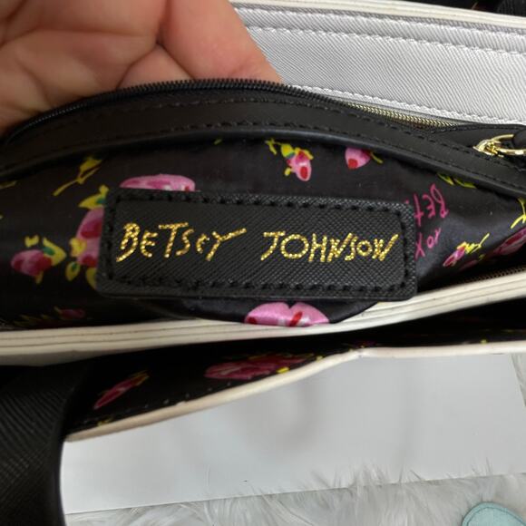 Betsey Johnson Bee Tote Bag Purse Black & White Scallop Logo Statement Handbag - Picture 12 of 16